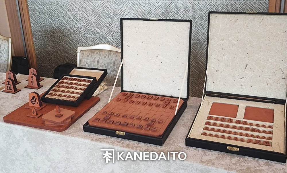 天童×豊岡 オールレザー将棋駒が「第67期 王位戦」の前夜祭に展示されました