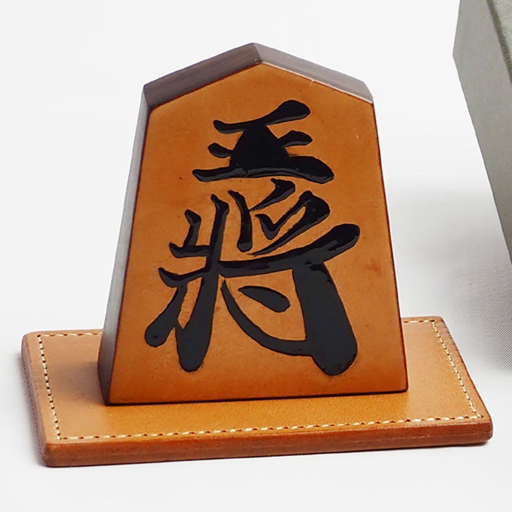 【受注生産受付中】オールレザー飾り駒「王将」サイズ大（書き師 天麻）